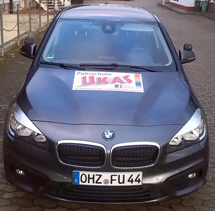 Ukas - Fahrschule - Auto