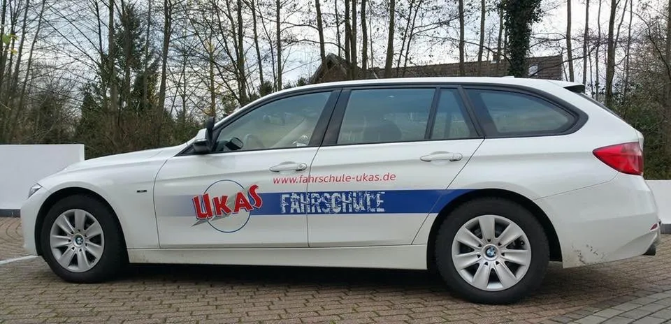 Ukas - Fahrschule - Auto