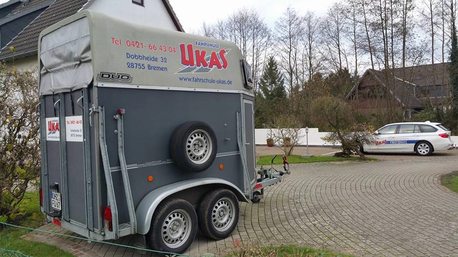 Ukas - Fahrschule - Auto