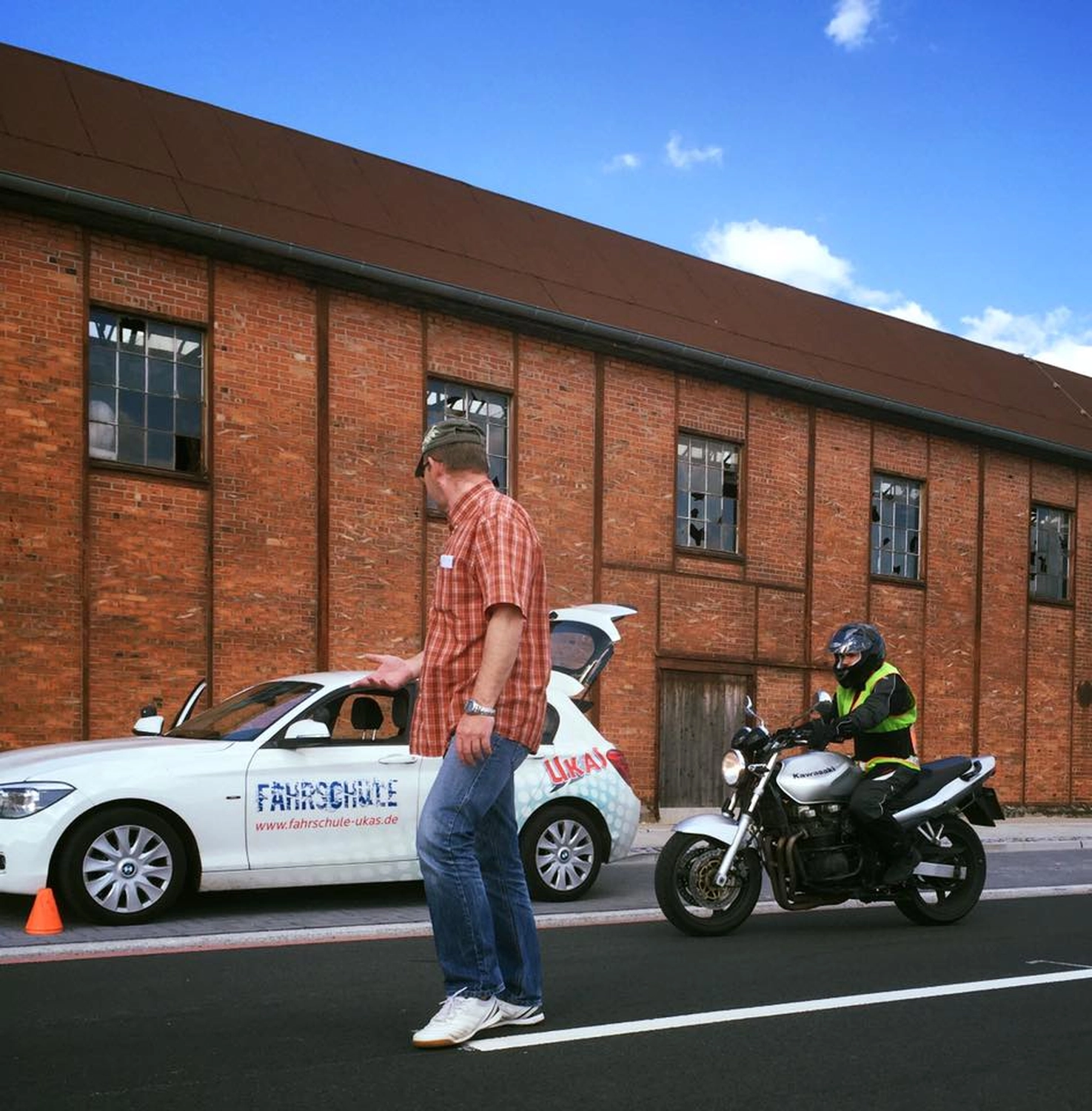 Ukas - Fahrschule - Auto